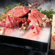 神戸牛を定期的に一頭買いすることで、常に最優秀の神戸牛をご準備しております！舌の上でとろける…甘さと香りに舌鼓。