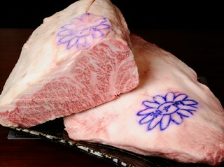 神戸牛はA5ランクのみを使用。お肉の旨みを塩が引き出します
