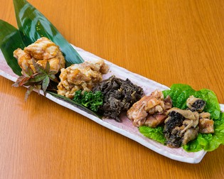 食べやすく旨みを味わっていただける『ホルモンの盛り合わせ』