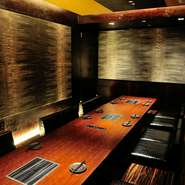 最大100名まで収容できますので大人数での宴会でもご利用いただけます。神戸牛を楽しんでいただくためのコースもご用意。『プレミアム焼酎　魔王』などお酒と一緒に楽しい時間をお過ごしください。