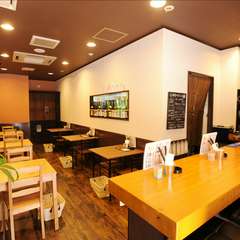 テーブルごとに荷物置きが用意された、明るい雰囲気の店内