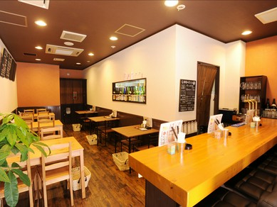 テーブルごとに荷物置きが用意された、明るい雰囲気の店内