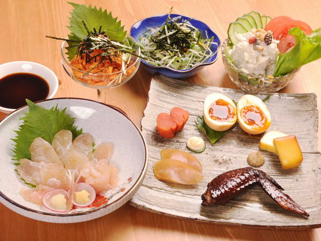 料理やお酒をシェアして女子会も盛り上がる