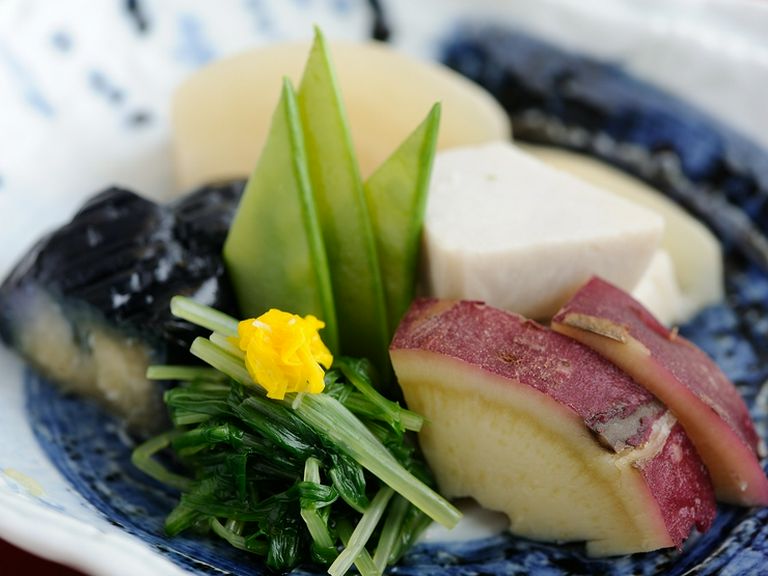 旬の野菜を使い、熟練の技で仕上げた『野菜の炊合せ』