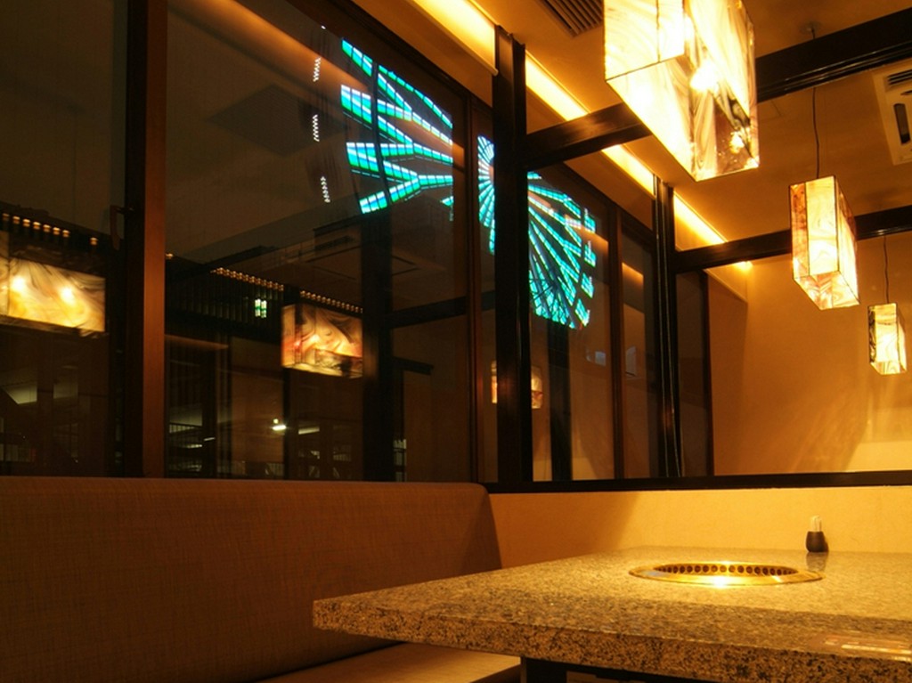 焼肉店の臭いは一切なく、高級感漂う落ち着いたくつろぎの空間