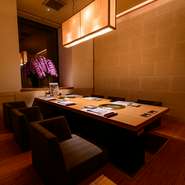 全席個室の落ちついた店内は、特別な人との大切な食事や御接待・御会合等に最適な空間。ご要望があれば、スタッフがお部屋で調理してお出しすることもできるとか。ゆっくりとお話ができます。