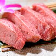 贅沢に厚切りにした、タンの根元の希少なステーキ