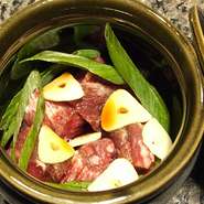 良質の肉と脂が重なり合い角切りで旨味を堪能できる