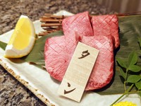 牛タンの根元を厚切りにした、1頭の牛からほんの少量しか取れない希少肉。美味咲き誇るお肉として、とろけるような極上の味わいを楽しめます。レモンを絞ってさっぱりと、食感を体験したい一品。