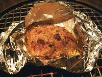 アルミホイルで包まれたハンバーグをそのまま網焼きで牛肉の旨味を十分に楽しめる味わい。