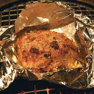 アルミホイルで包まれたハンバーグをそのまま網焼きで牛肉の旨味を十分に楽しめる味わい。
