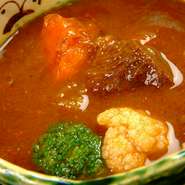 じっくり煮込んだタンシチューは旨味タップリ。