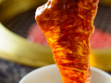 すき焼き風にうすく味付けした肉を焼いて卵をつけて食べる『焼きすき』サーロイン