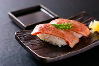 牛トロを炙っていただくお肉のお寿司『牛トロ炙りにぎり』。お魚のお寿司より旨味を感じられるというお店自慢の逸品です。シャリは、肉の旨みをさらに引き立たせるこだわりあり。