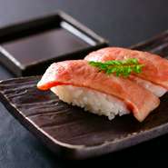 牛トロを炙っていただくお肉のお寿司『牛トロ炙りにぎり』。お魚のお寿司より旨味を感じられるというお店自慢の逸品です。シャリは、肉の旨みをさらに引き立たせるこだわりあり。