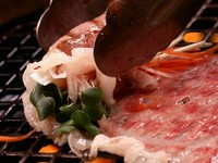 レアステーキ薄切り、焼きすき、牛タン食べ比べや海鮮焼きなどが満喫できる特別コース