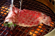 さっぱりとしたサラダから極上ステーキ、海鮮焼き、そして人気の焼きしゃぶといった特別コースです。