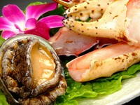『アワビ・伊勢海老・タラバ蟹』『シャトーブリアン』など、選び抜かれた贅沢食材が味わえます。