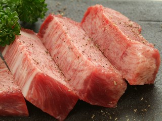 旨みが凝縮、絶品のタンステーキ