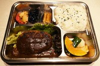 ・ハンバーグ180g
・ライス抜き300円引き、ライスをサラダに変更可能、プラス200円でガーリックライスに変更可能です。