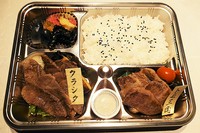 ・ランプ・イチボ・カイノミ・クラシタ・トモ三角の中から日替わりで、75g×2品
・ライス抜き300円引き、ライスをサラダに変更可能、プラス200円でガーリックライスに変更可能です。