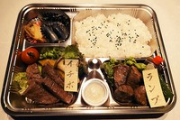 ・特選ステーキ弁当（サーロイン 75g・ヒレ 75g）7,900円(税込)もございます。
・ライス抜き300円引き、ライスをサラダに変更可能、プラス200円でガーリックライスに変更可能です。