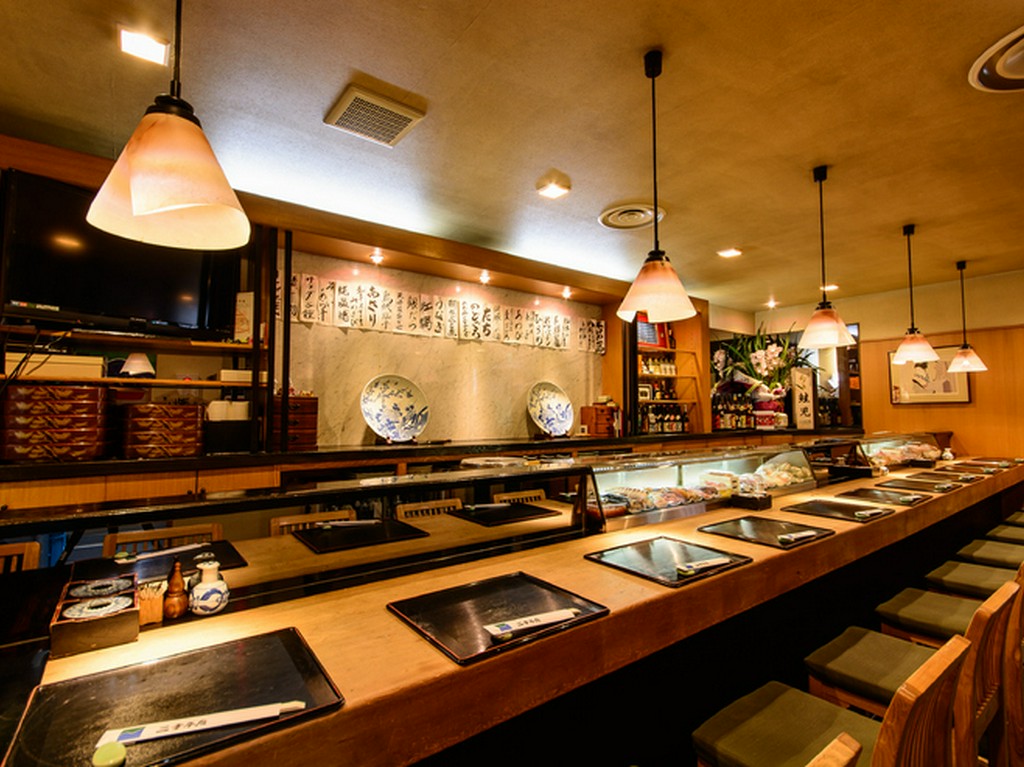 1人でも気楽に過ごせる、人気のカウンター席