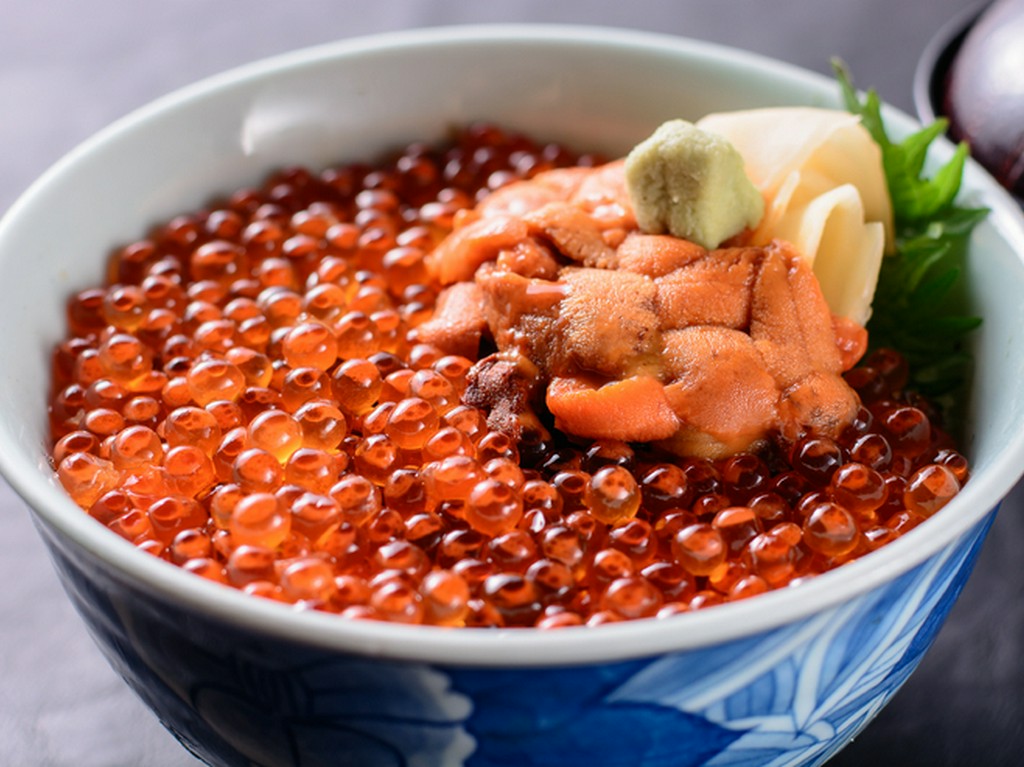 ウニとイクラがたっぷりのった『よくばり丼（吸物付）』