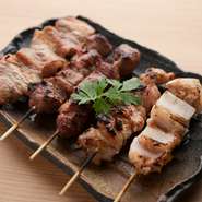 もち豚と地鶏を自家製塩麹で漬け込み備長炭で焼き上げます。塩麹でよりまろやかでジューシーな味わいに。