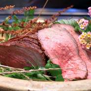 お土産にぴったりのローストビーフや特製ビーフフィレカツサンド。贈り物として、また、ホームパーティーに華を添える人気の品です。ローストビーフは、焼きたてをお持ち帰りできるよう3時間前までに要予約。