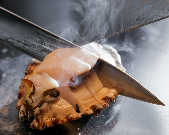 磯の香りとうま味がギュッとつまった逸品。最高級の新鮮黒あわびをバターで焼いた『鮑のバター焼き』