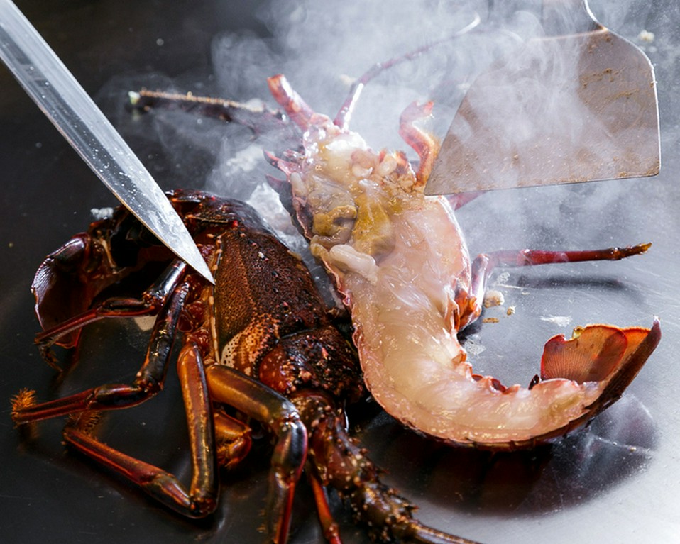 鉄板の上で動き出すことも！　海老のうま味をバターが引き出す『活け伊勢海老のバター焼き』