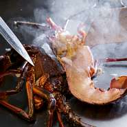 生きた伊勢海老の下処理をするのは、オーダーを受けてから。あまりの新鮮さに鉄板の上ではまだ動いていることもあります。プリッとした歯ごたえと、濃厚な甘味、バター風味で格上げされたうま味を味わって。