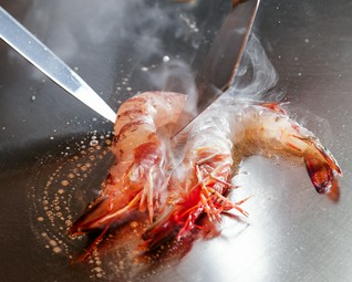 『車海老のバター焼き』　甘味がギュッと詰まってプリプリ、鉄板の上で弾けるほどの活きの良さです