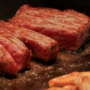 但馬牛の中でも選りすぐりの牛肉「神戸牛」のステーキです。あっさりとしていて甘味がある肉質が特徴。マスタードや大蒜味噌を乗せていただく「しょうゆ」、沖縄産の「塩」、おろし大根の「ポン酢」を選べます。