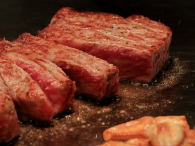 厳選された牛肉のあっさりとしたうま味と甘み『但馬牛 神戸ビーフサーロイン 100gステーキ 100g』