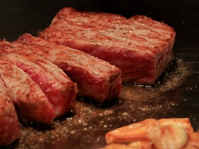 厳選された牛肉のあっさりとしたうま味と甘み『但馬牛　神戸ビーフサーロイン ステーキ　100g』