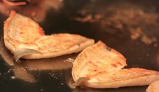 九州産A5ランクの特選黒毛和牛のステーキ100gと旬の野菜とのコース。女性に人気のコースです。