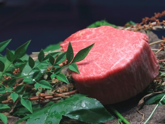 九州産A5ランクの特選黒毛和牛のステーキ100gと旬の野菜とのコース。女性に人気のコースです。