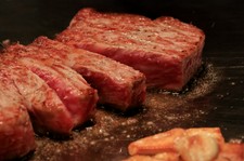 鉄板から立ち込める香ばしさ、甘味と旨みが詰まった神戸ビーフ、本物のステーキを是非お召し上がりください