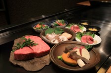 A5ランクの九州産特選黒毛和牛と瀬戸内など産地にこだわった魚介類3品。ボリュームのあるコースです
