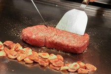 九州産A5ランクの特選黒毛和牛と旬の野菜とのシンプルなコースです。〆のガーリックライスを含む、全9品