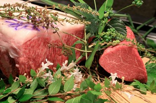 舌の上でとろける脂のうま味「神戸牛」