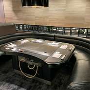 7名様が座れるゆったりとしたソファーシートは、大切なお客さまとの接待にぴったりです。半個室になっているので、他のお客さまを気にすることなく、お話することができます。