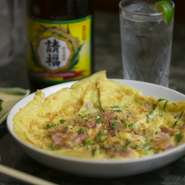 カリッと香ばしく焼き上げた食欲をそそるお料理です。青ネギの風味がアクセントになっています。