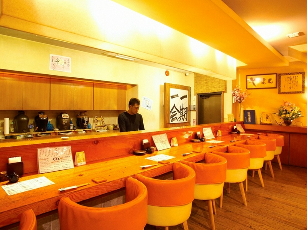 仕事帰りのお一人様も立ち寄りやすい　落ち着いたカウンター席