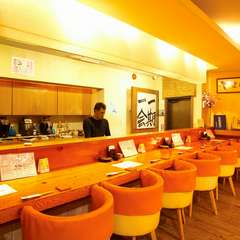 仕事帰りのお一人様も立ち寄りやすい　落ち着いたカウンター席