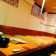 7名掛けの個室は、親戚や仲間同士で集まるのにぴったり。特別なお祝い事にも使える、落ち着いた雰囲気です。掘りごたつ式の座席は、足元も楽々。リラックスして会話しながら、落ち着いて食事が楽しめます。