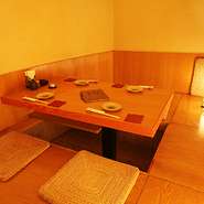 4名様用の個室は、小ぢんまりした人数で、しっぽり食事するのにぴったり。上質の食材を使った料理と銘酒は、ビジネストークも滑らかに進みそう。VIPとの会食やもてなし、接待の時には、ぜひ予約ください。