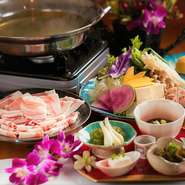 当店おススメの沖縄県産【パイナップルあぐー】しゃぶしゃぶ★お肉の脂身の甘さ...とろける様な柔らかさと旨味をお楽しみ下さい(*^-^*)当店秘伝のタレ【シークヮーサーポン酢】で召し上がって下さい！！